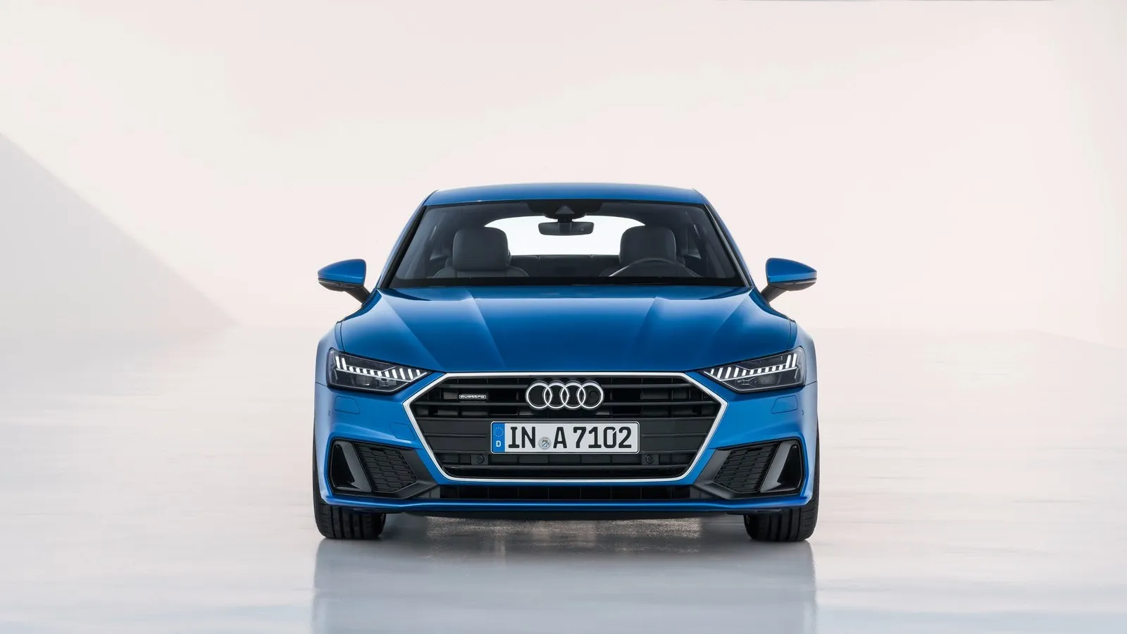 Static photo
Colour: Ara Blue